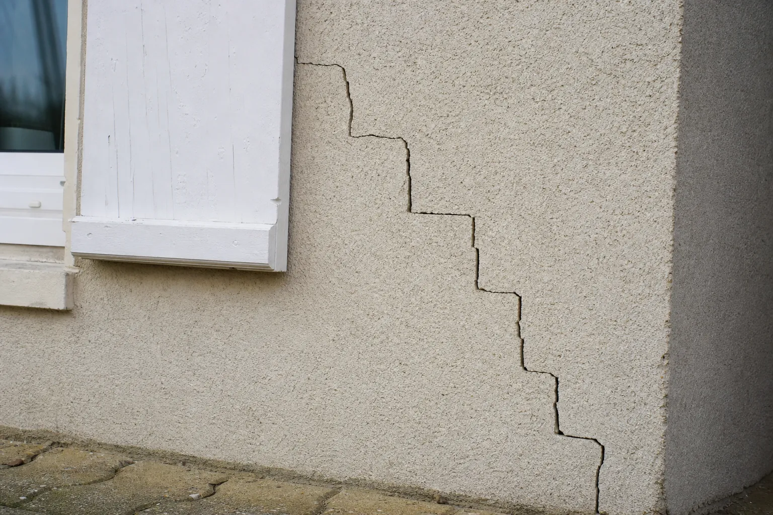 Fissure structurelle inspectée par un expert à La Garenne-Colombes