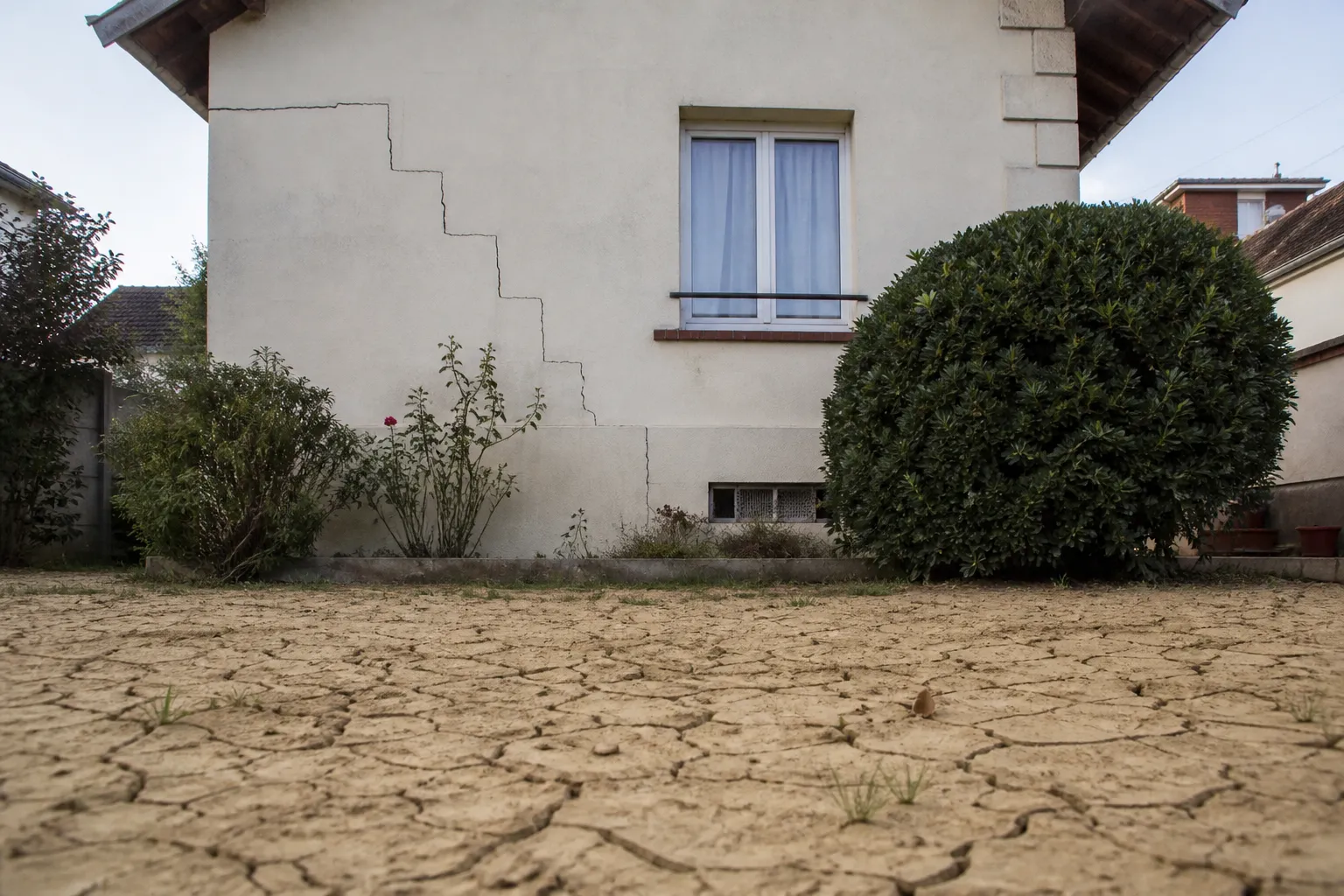 Fissures liees au retrait-gonflement des argiles sur une maison a Colombes et Nanterre 92