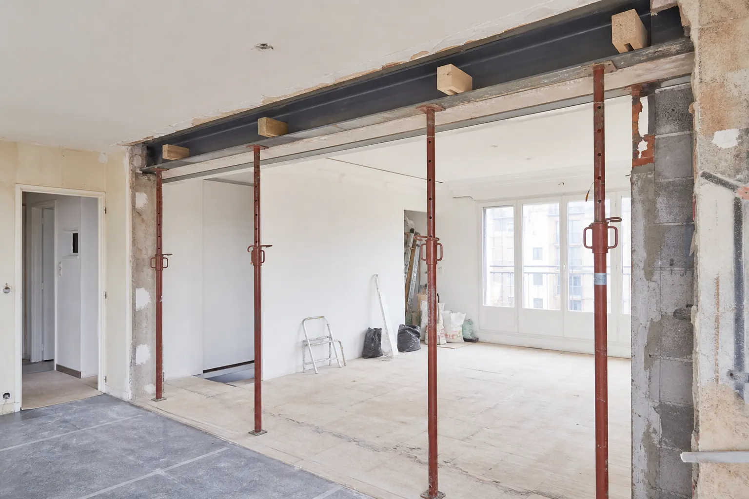 Ouverture d’un mur porteur avec pose de poutre dans un logement du 92